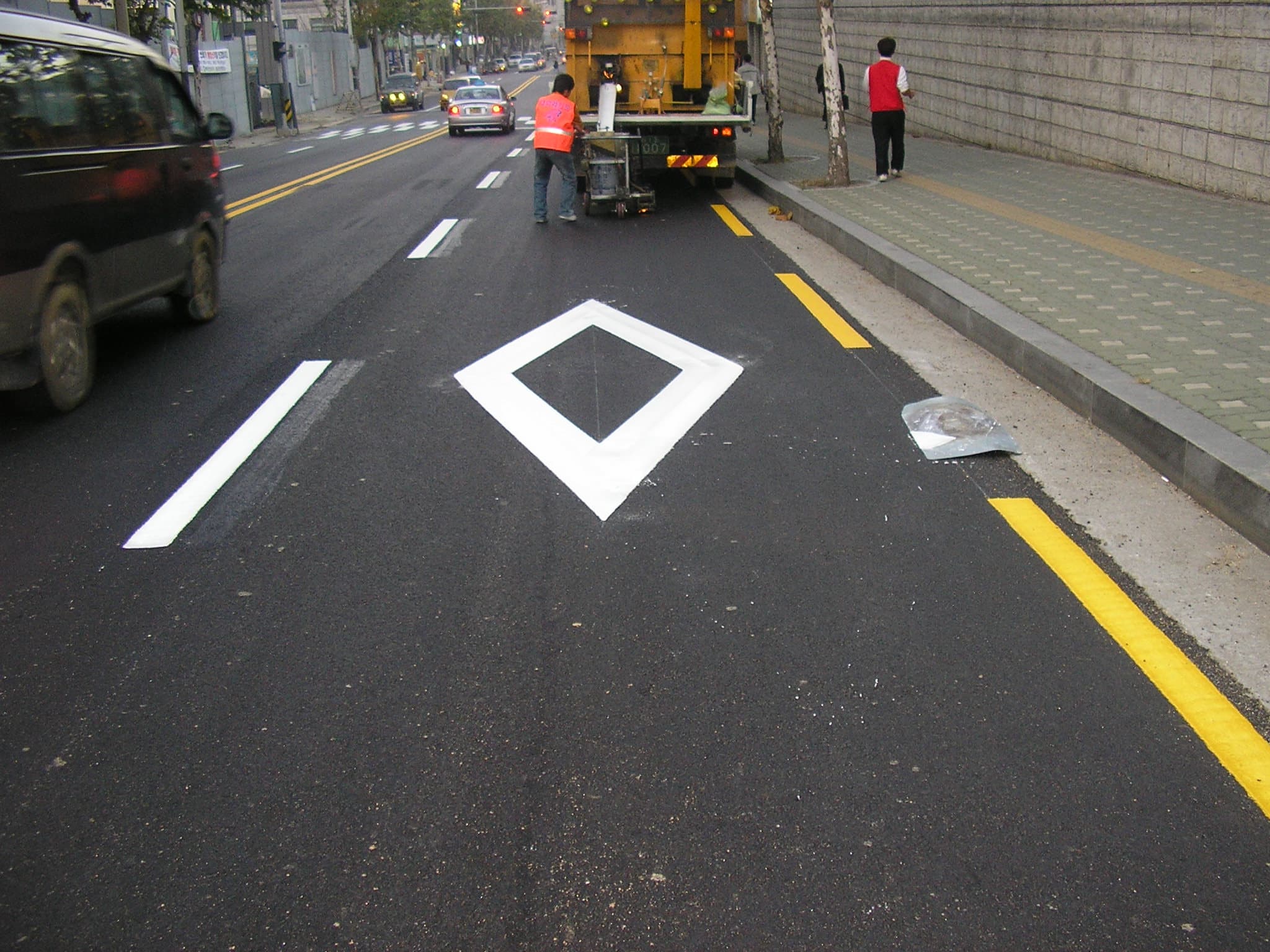 Thermoplastic paint for roadmarking